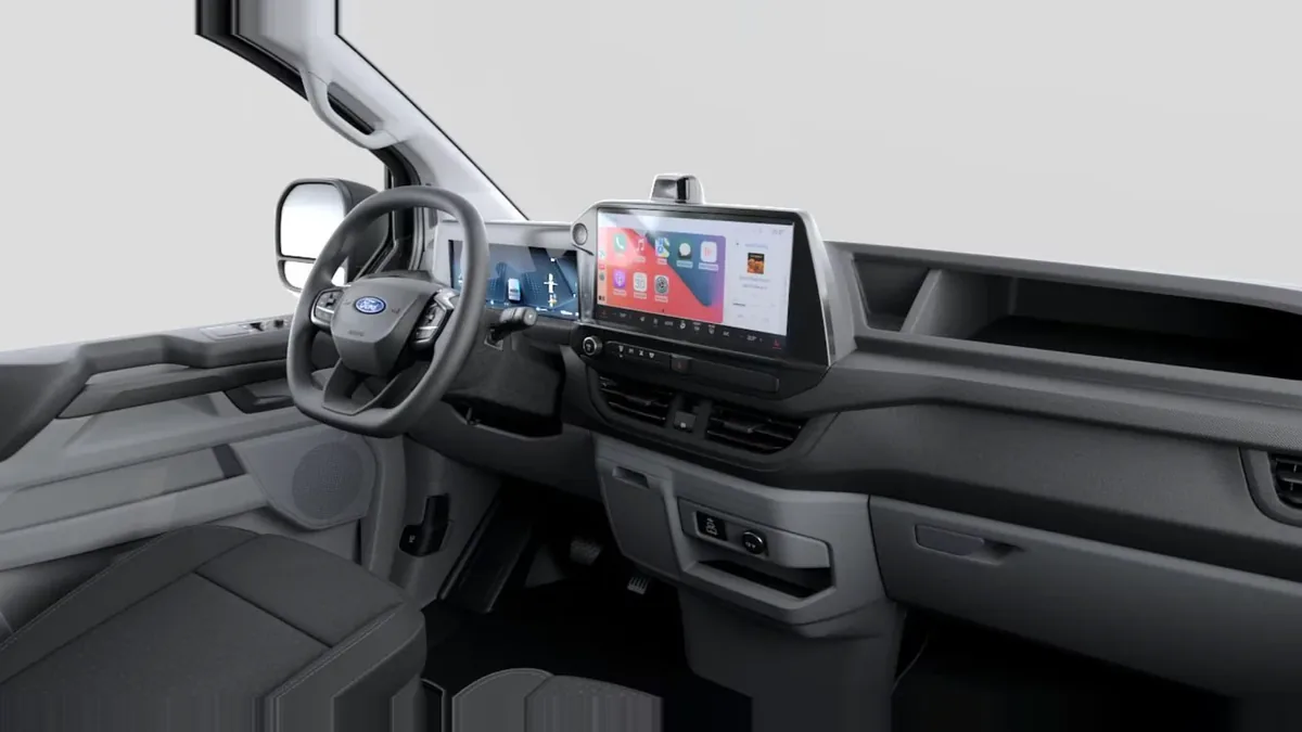 Ford TRANSIT CUSTOM Van BEV 83kWh 100kW 320 L1 Trend en renting en Málaga — Delantera