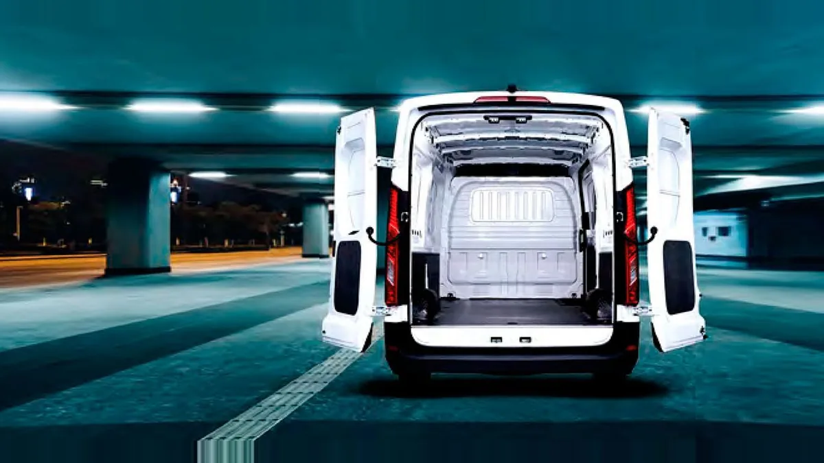 Maxus Deliver 9 Furgón 2.0D L3H2 150 (MERCANCÍAS PROPIAS) en renting en Málaga — Trasera