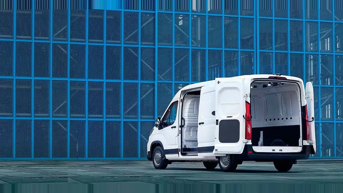 Maxus Deliver 9 Furgón 2.0D L3H2 150 (MERCANCÍAS TERCEROS) en renting en Málaga — Lateral