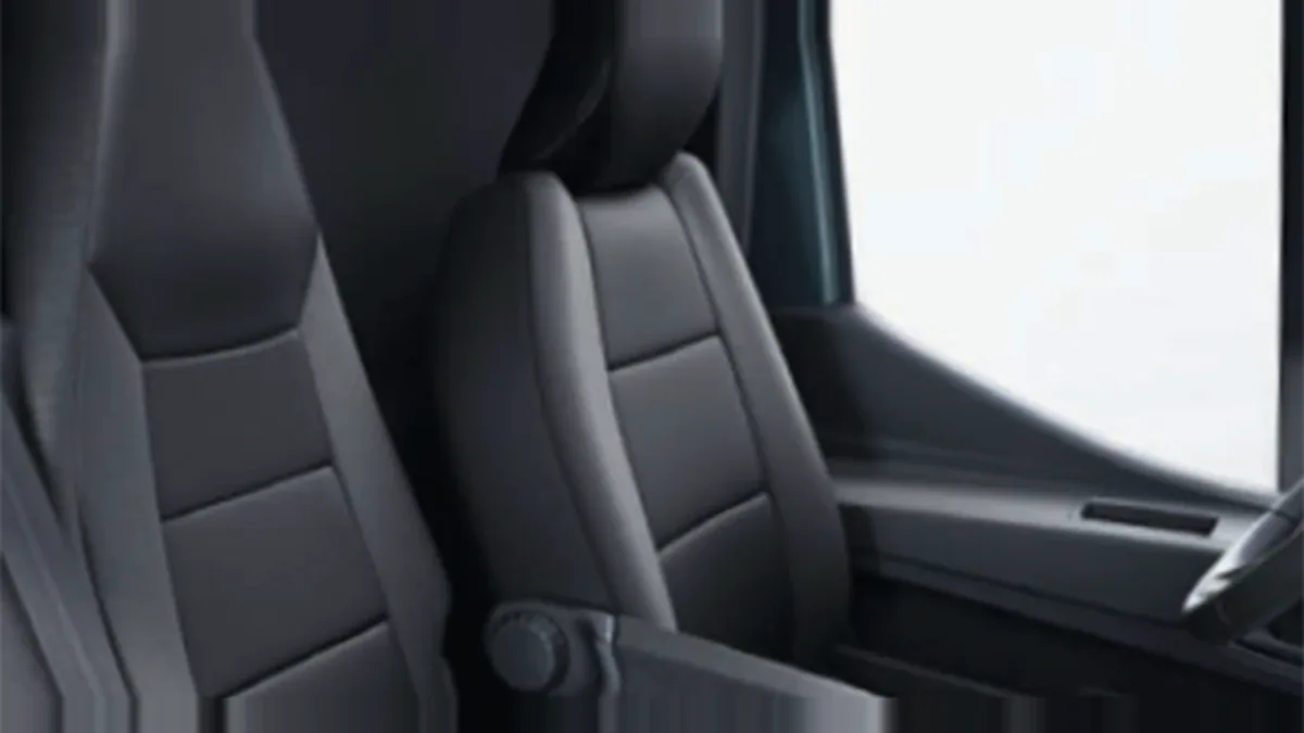 Nissan Interstar L2H2 3.5T 2.3dCi FWD Acenta en renting en Málaga — Delantera