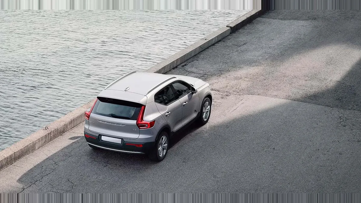 Volvo XC40 2.0 B3 Core G Auto en renting en Málaga — Trasera